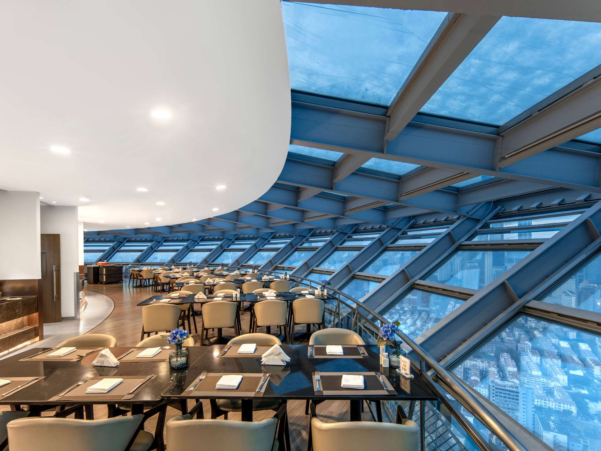 Foto - Novotel Atlantis Shanghai - Breakfast in the clouds with river view in the revolving restaurant