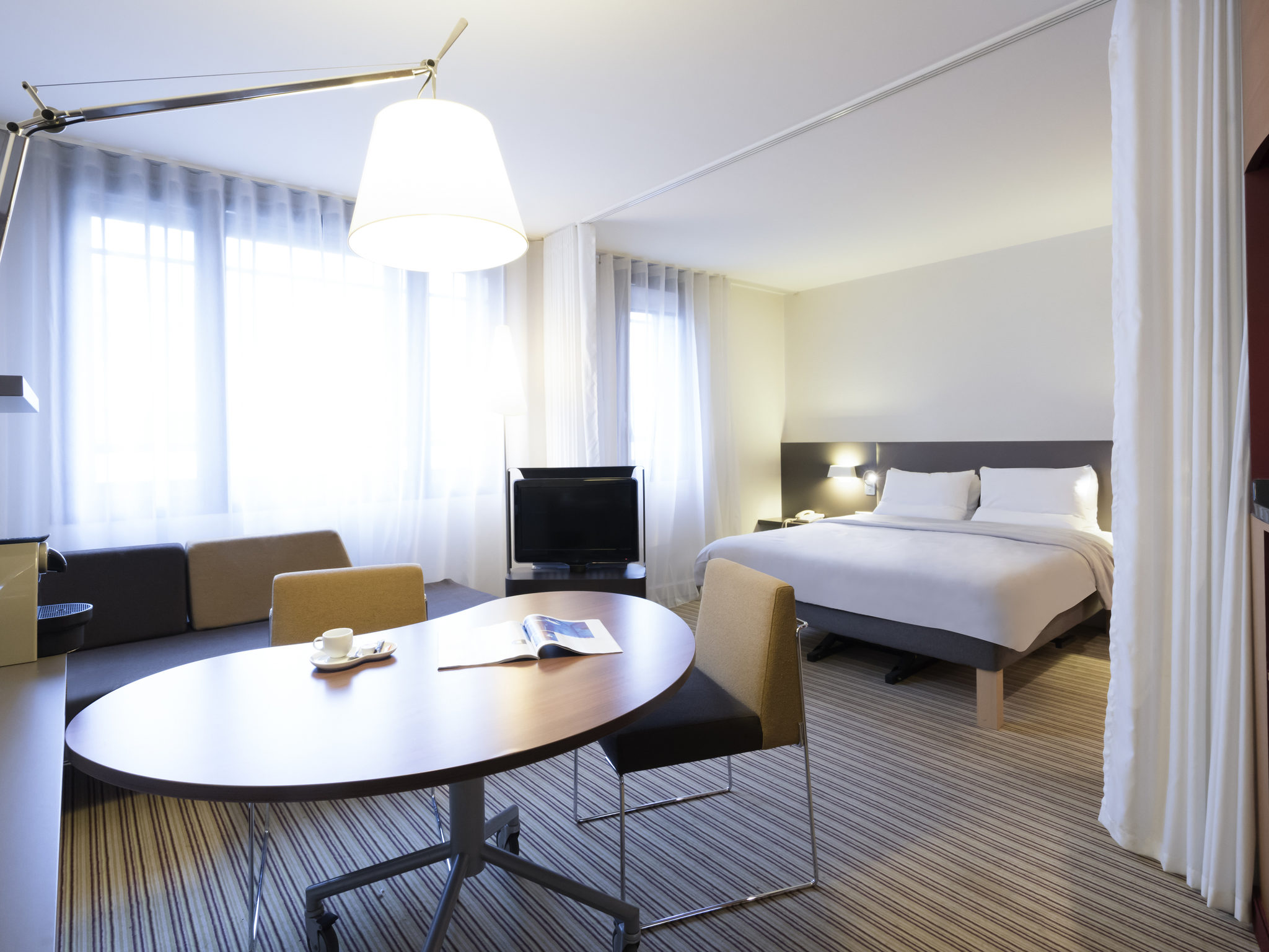 Novotel paris. Отель Suitehotel Paris porte de Montreuil, Париж, Франция. Французский отель Novotel. Новотель зал Париж. Новотель СПБ.