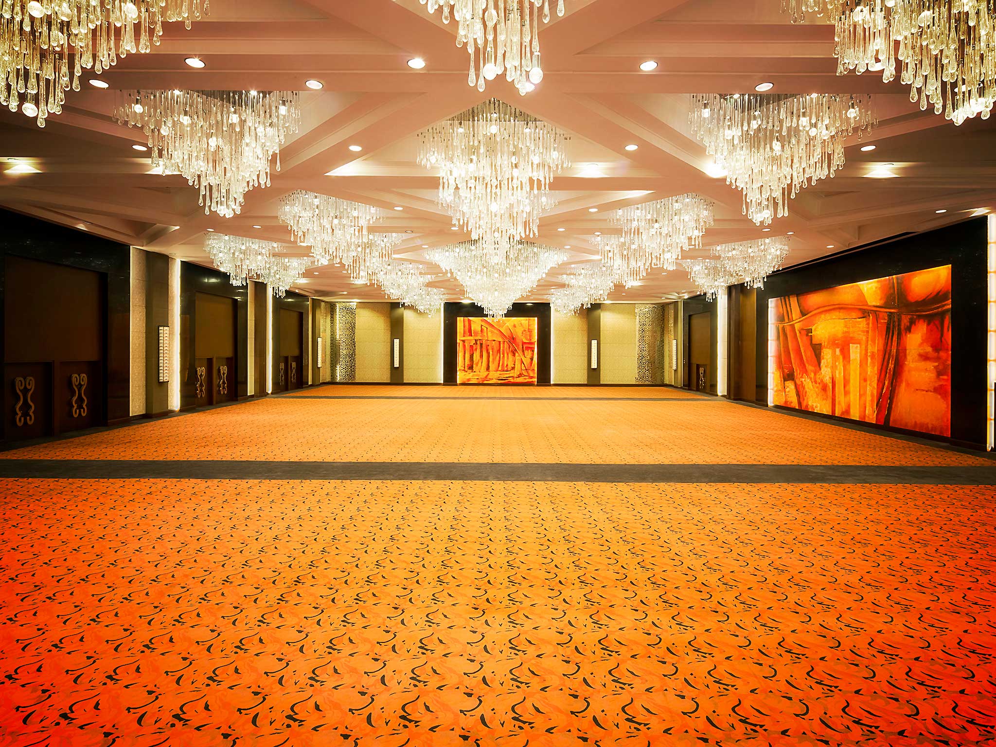 Ballroom. Отель Grand Ballroom. Конгресс-центр Grand Ballroom. Grand Ballroom внешний вид. Гранд Баллрум здание.