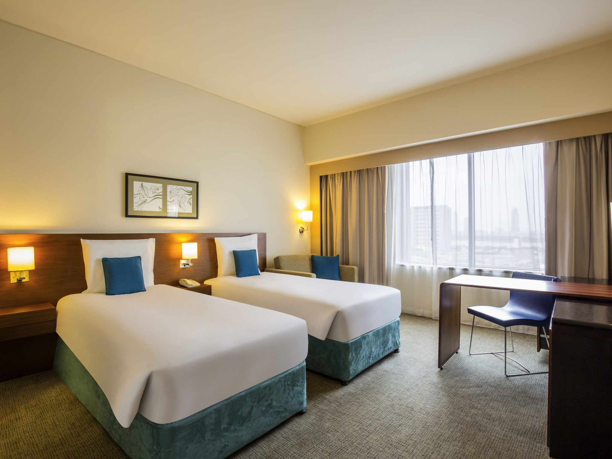 Novotel dubai. Novotel Deira City Centre 4*. Новотель отель Дубай Дейра. Дейра Сити центр Дубай. Дубай отели номере трехместное.