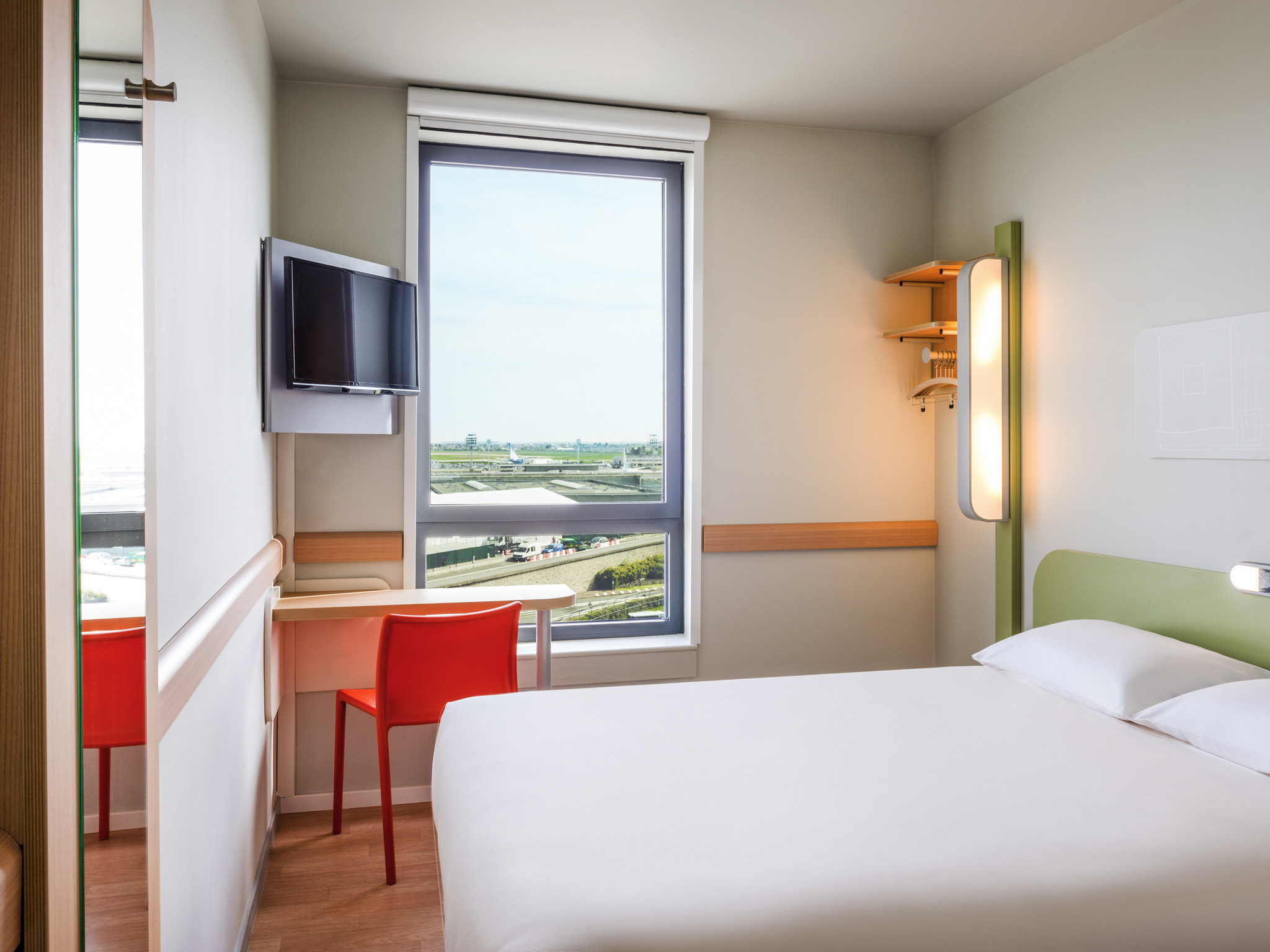 Ibis account. Отель ibis 2 Париж. Ibis Hotel Paris маленькие комнаты. Ibis информация для гостей. Ibis Hotel Paris маленькие туалеты.