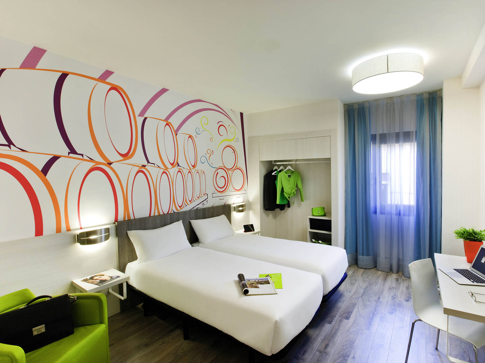 Ibis styles. Гостиница Ибис Стайлс Когалым. Ibis Styles Когалым. Маленькая комната в мадридском стиле. Ибис Стайлс Когалым Александр.