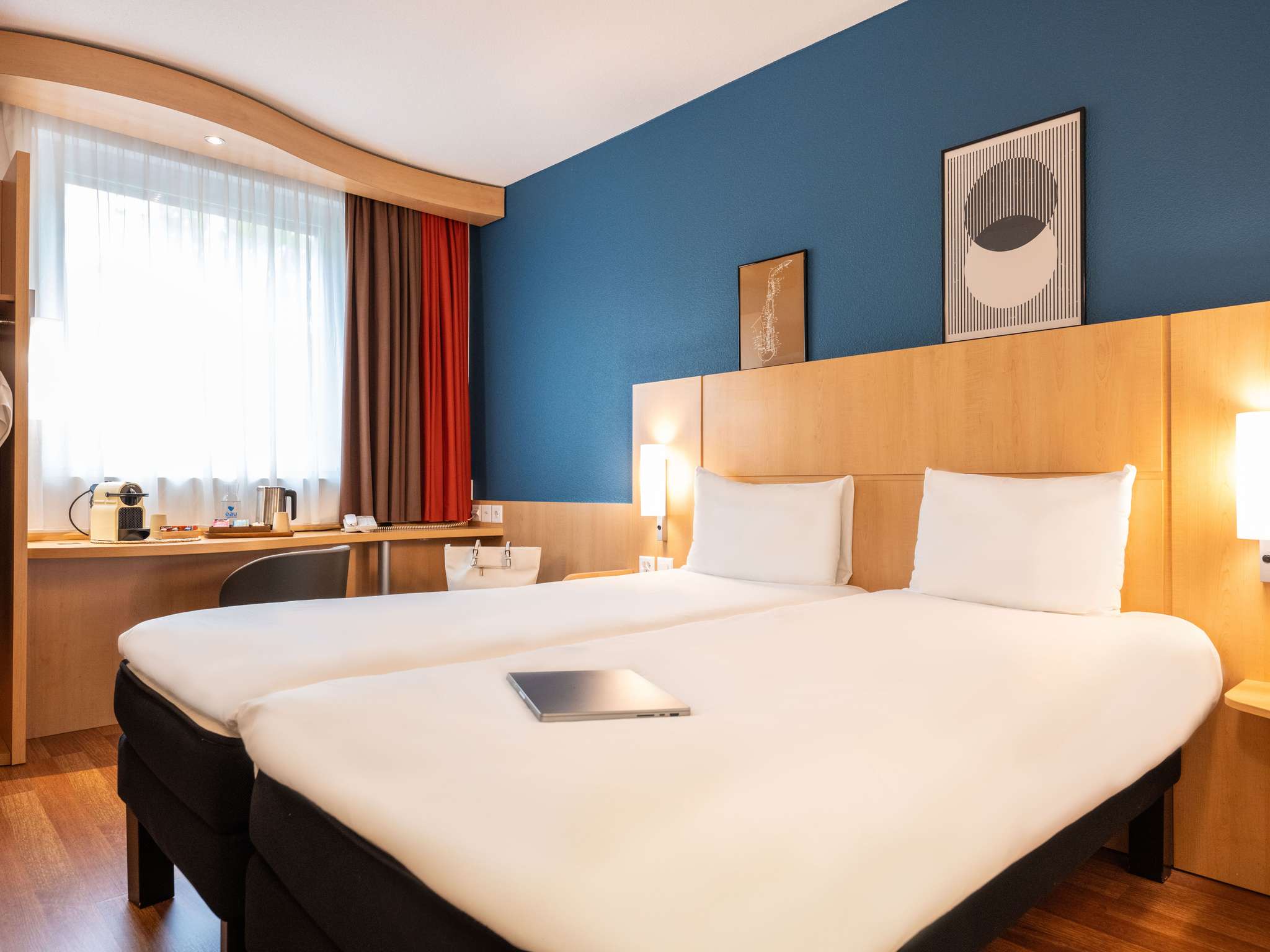 Ibis centre. Ибис Женева. Ibis Geneve Centre Lac. Ibis Geneve Centre Lac Geneve. Отель Ибис Женева официальный сайт.