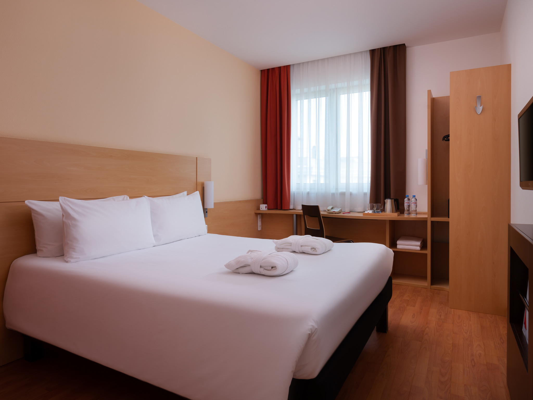 Ibis moscow. Бахрушина 11 гостиница Ибис. Ibis Moscow Centre Bakhrushina 3*. Ибис Москва номера. Отель ibis Москва номера.