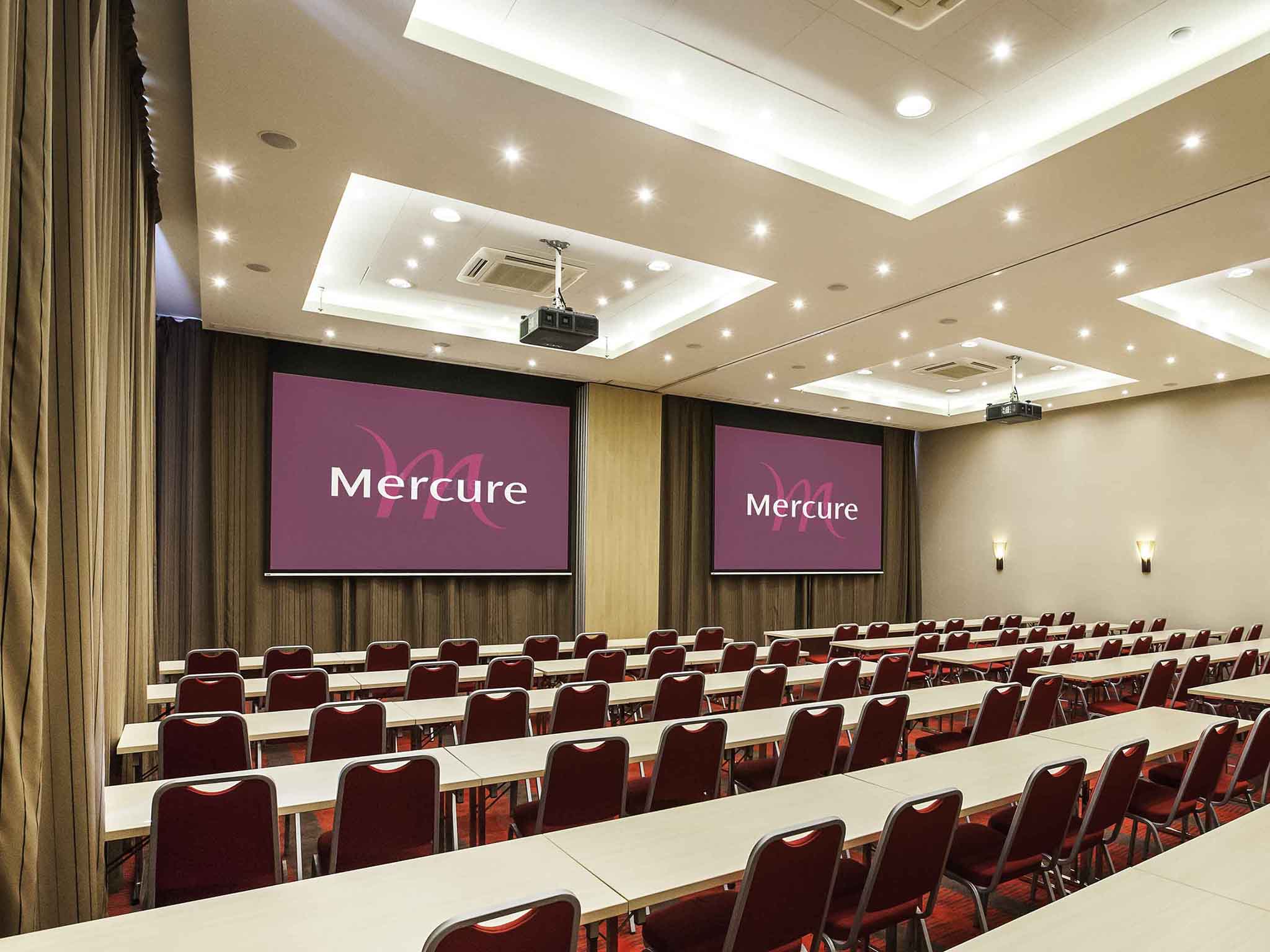 Меркури красная. Mercure Rosa Khutor, отель 4*. Mercure роза Хутор 4*. Меркюр роза Хутор конференц зал. Отель Mercure роза Хутор Сочи.