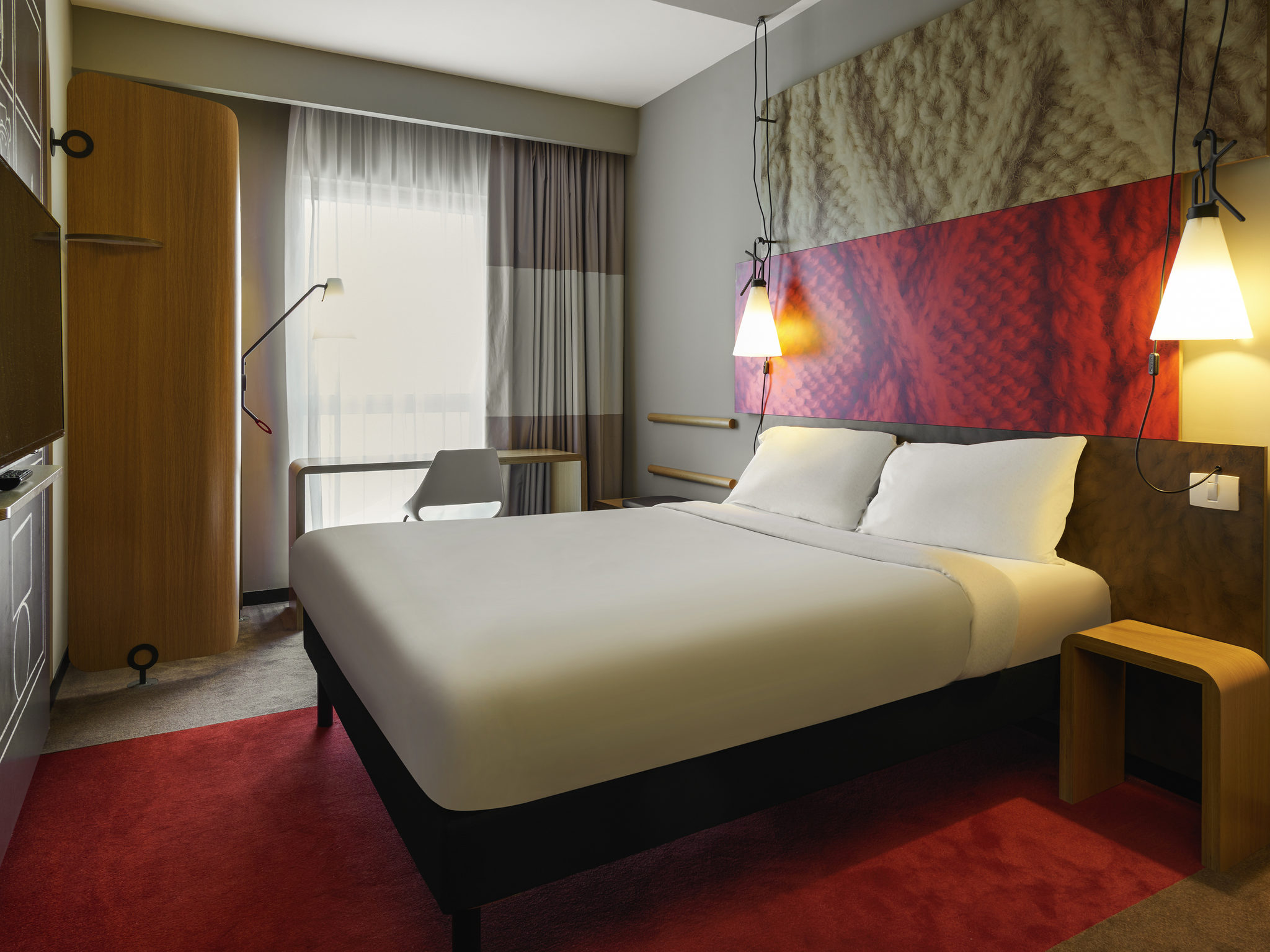 City central 3. Ибис отель. Гостиница Ибис Краснодар. Ibis one Central 3* Superior Room. Стандартный двухместный номер с двуспальной кроватью и видом на горы.