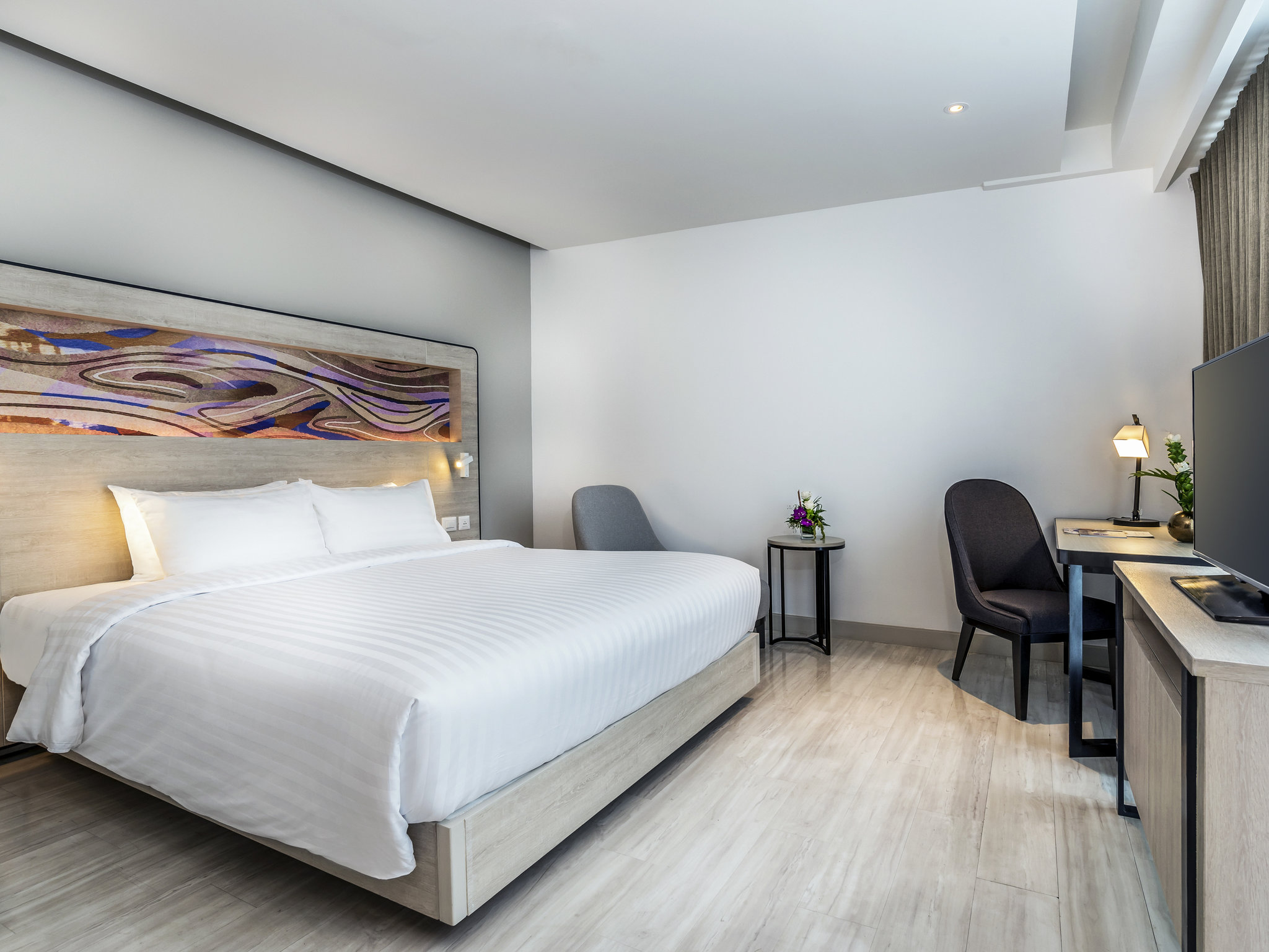 Travelodge phuket town. Novotel Phuket City Phokeethra 4*. Новотель Пхукет Сити прокейра 5 звезд. Novotel Phuket Phokeethra 4* Пхукет остров. Новотель номер категории Executive с большой двуспальной кроватью.