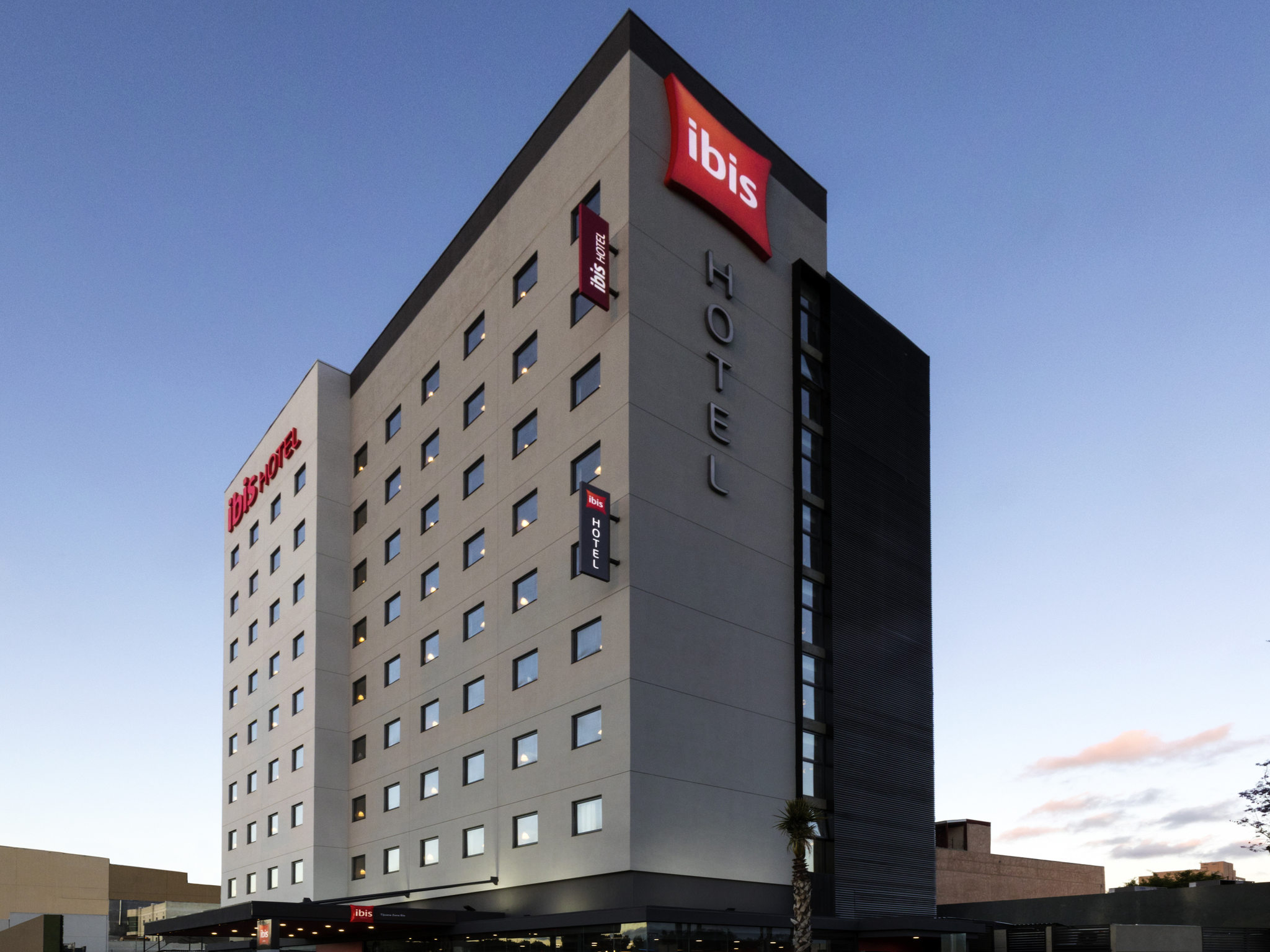 Гостиница ибис адреса. Ibis zona Rio Tijuana. Ибис отель. Тихуана отели. Мексика гостиница Рио.