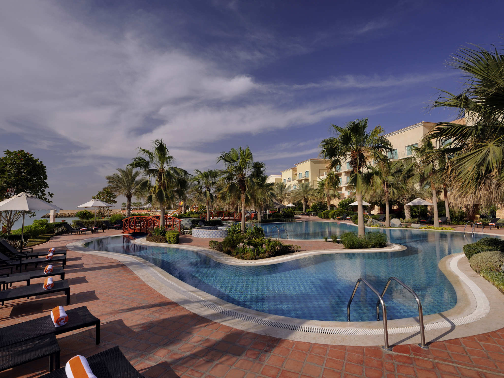 Movenpick resort al marjan. Пляж Мессиля Кувейт. Бассейн Movenpick Hotel Resort. Мовенпик Кариба. Movenpick Resort al.