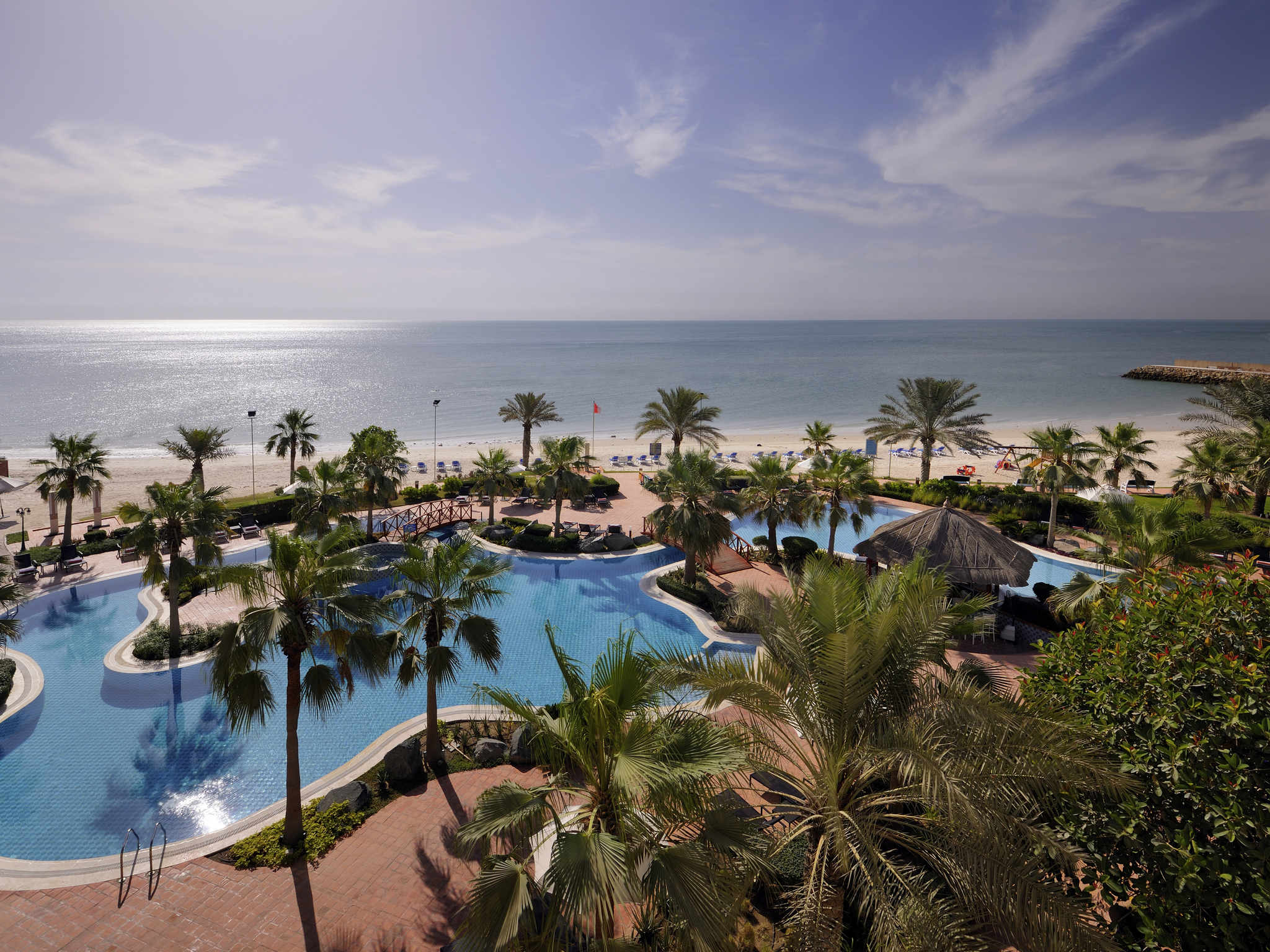 Movenpick resort. Movenpick Resort al. Movenpick Resort al Marjan фото. Кувейт пляжи. Кувейт отели на побережье.